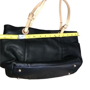 𝅺Micheal Kors black leather bag beige handles